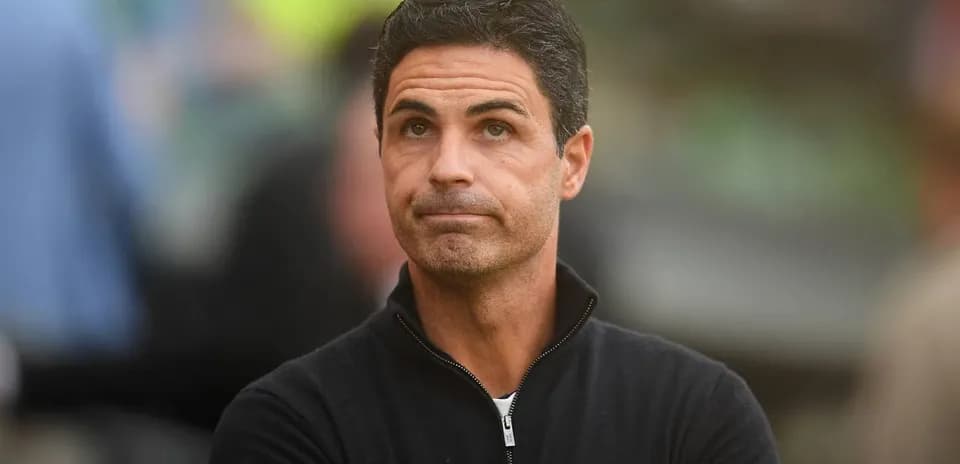 Entrenador observando el partido desde la banda