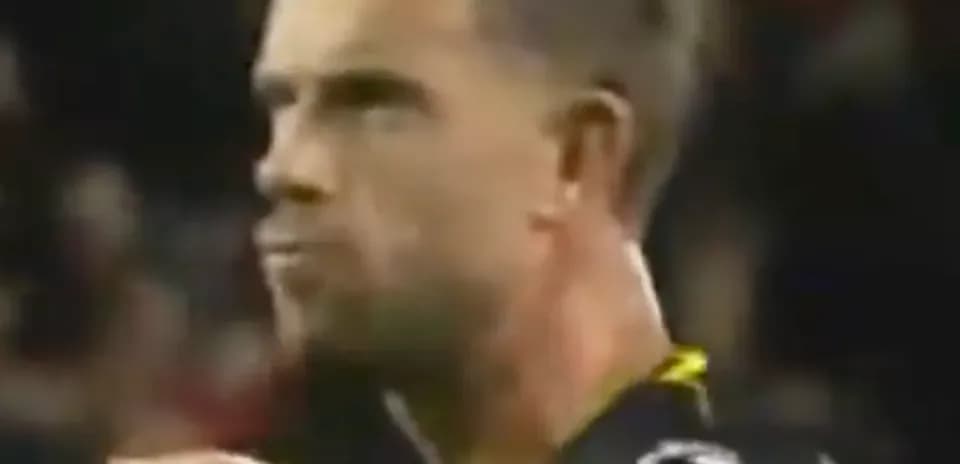 Jugador con expresión concentrada en el campo