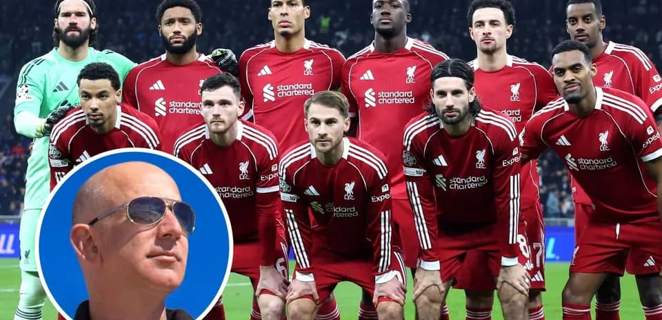 Equipo de Liverpool posando antes del partido