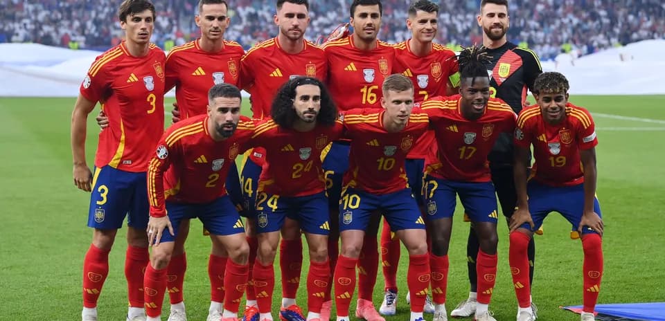 Equipo de España posando antes del partido