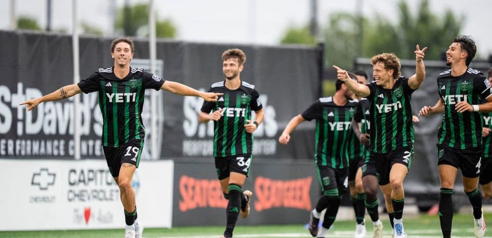 Jugadores de Austin II celebrando un gol