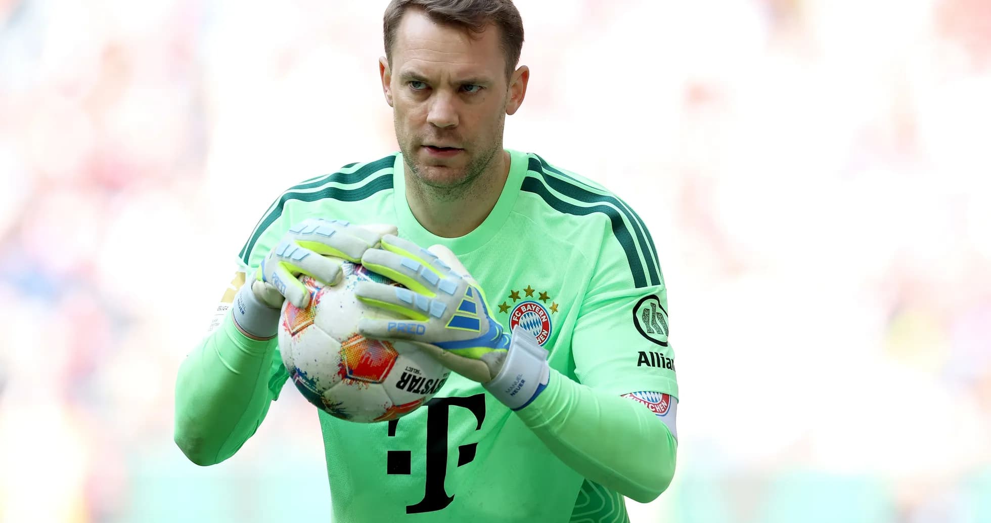 Portero de Bayern Múnich sosteniendo el balón