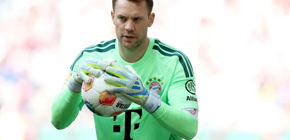 Portero de Bayern Múnich sosteniendo el balón