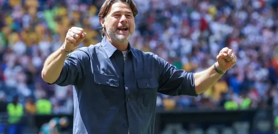 Entrenador celebrando en el campo durante partido
