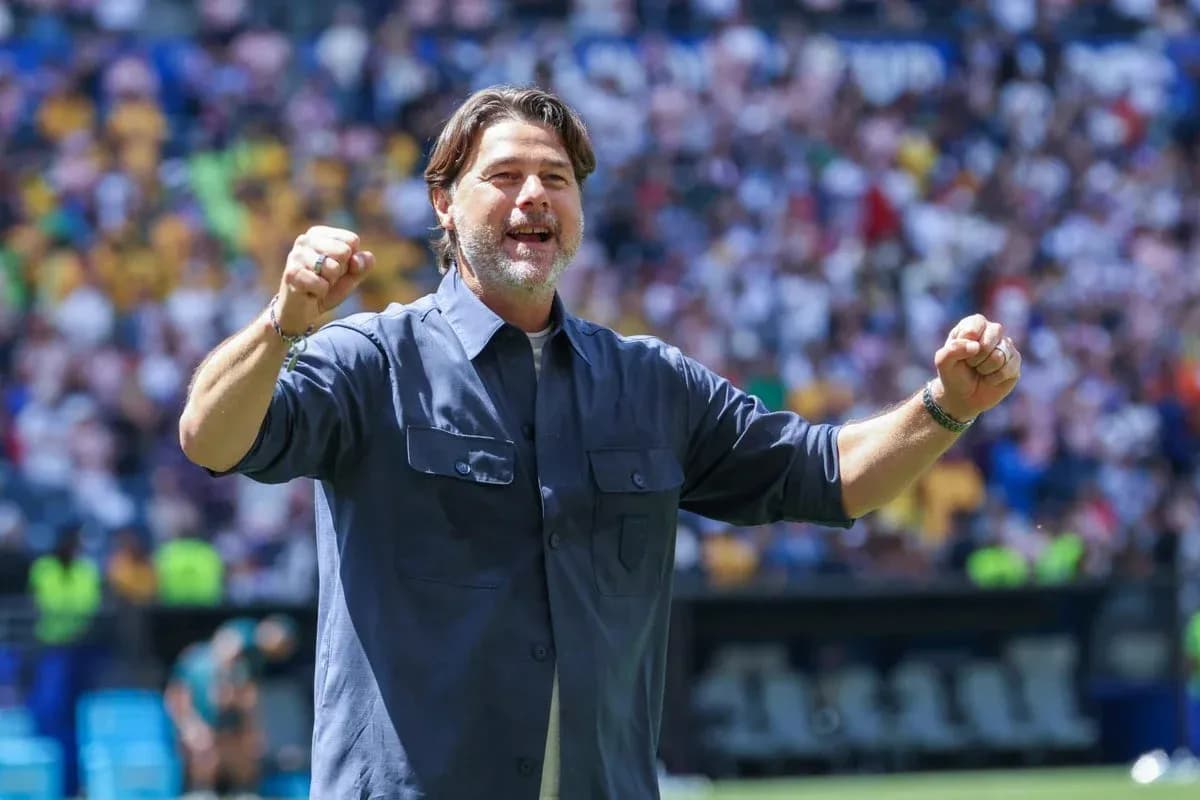 Entrenador celebrando en el campo durante partido