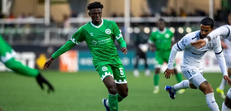Jugador del NY Cosmos avanzando con el balón