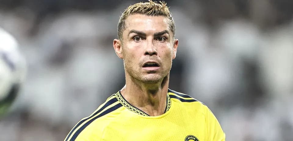 Jugador en uniforme amarillo durante un partido