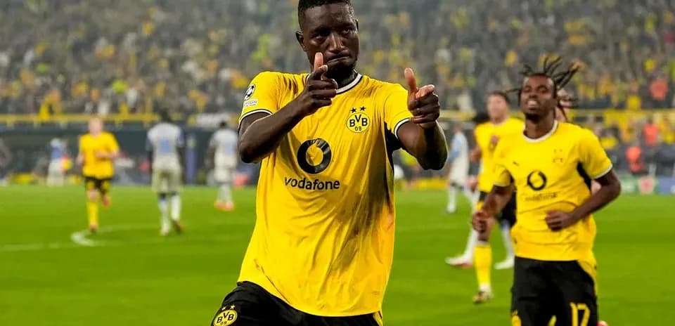Jugador de Borussia Dortmund celebra un gol en el estadio