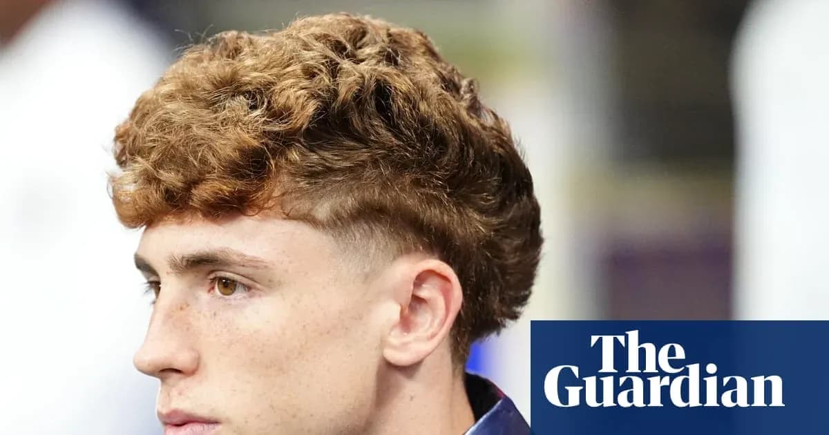 Jugador con cabello rizado en primer plano