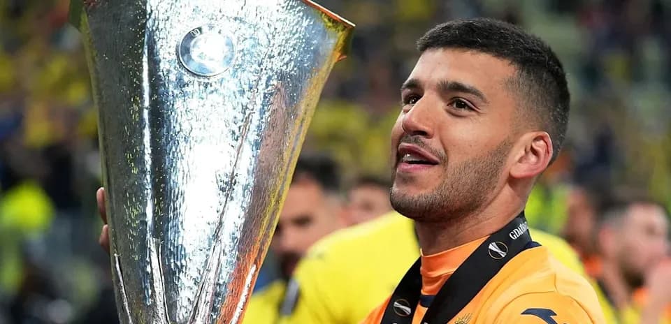 Jugador sosteniendo el trofeo de la Europa League
