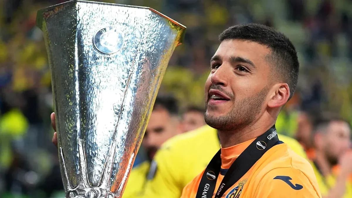 Jugador sosteniendo el trofeo de la Europa League