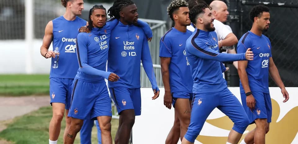 Jugadores de la selección francesa caminando en entrenamiento