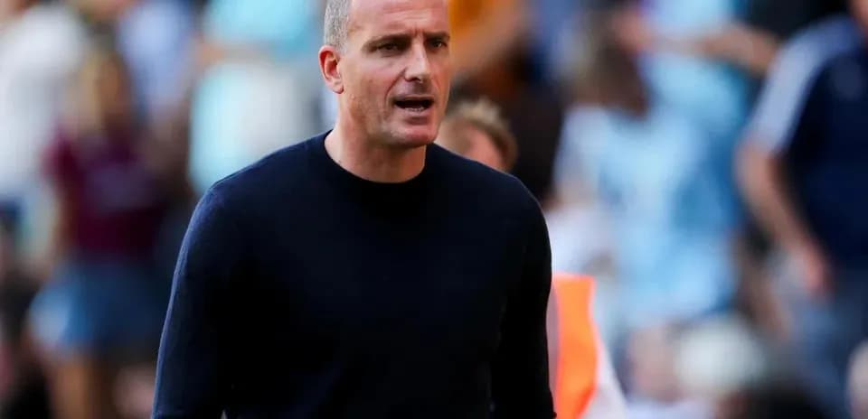 Entrenador dirigiendo al equipo desde la banda