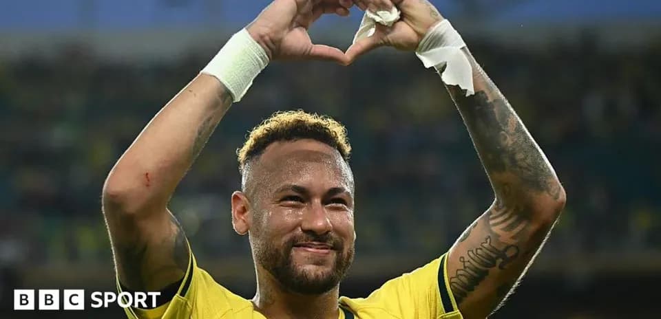 Neymar celebrando con un corazón en el estadio