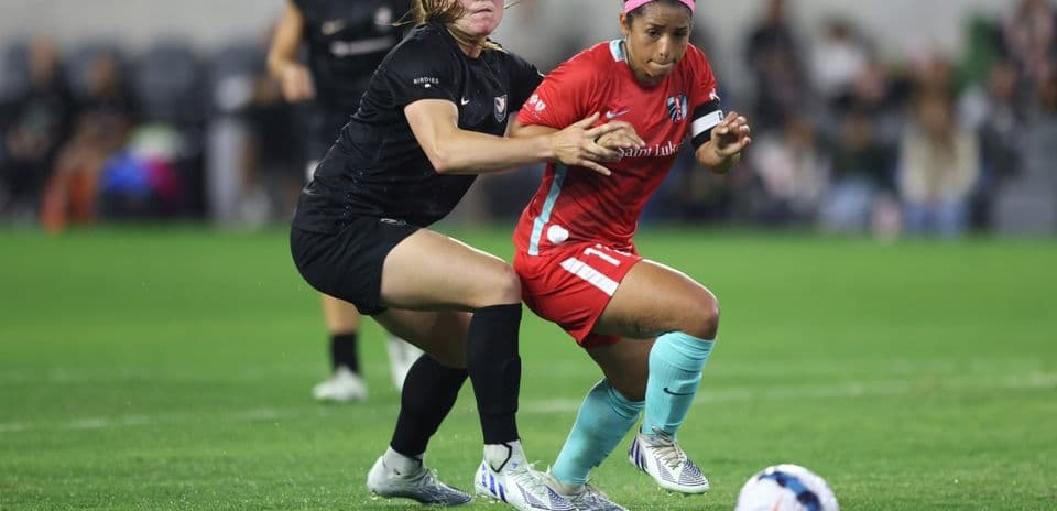 Jugadora de Angel City W en acción contra Kansas City W
