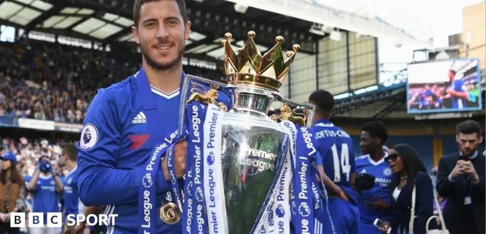 Jugador sosteniendo trofeo de la Premier League