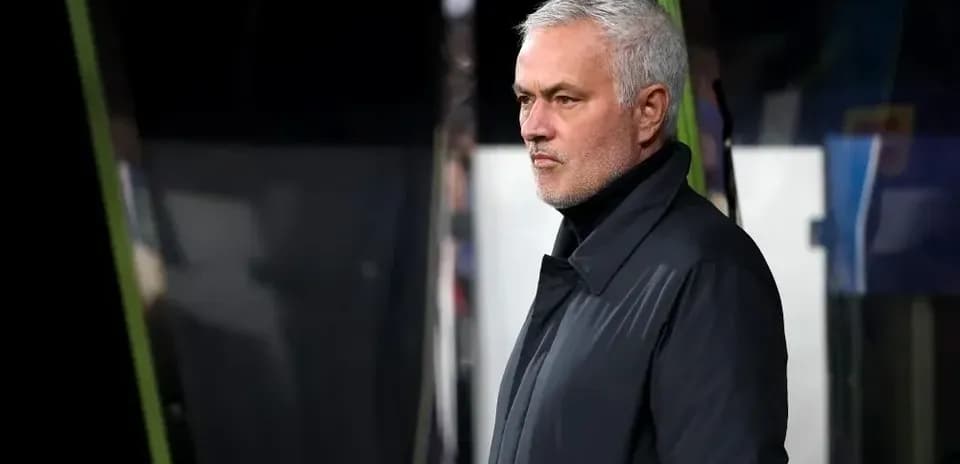 Entrenador observando el partido desde la banda