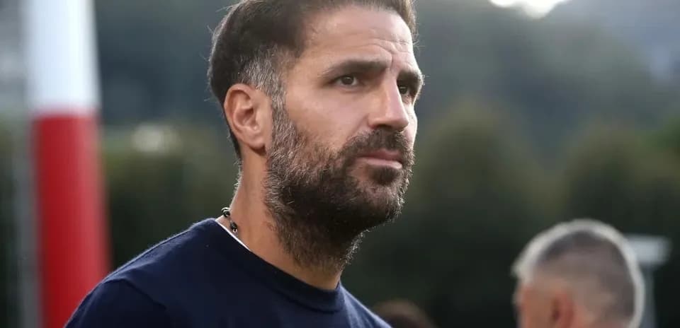 Hombre con barba observando en un campo de fútbol
