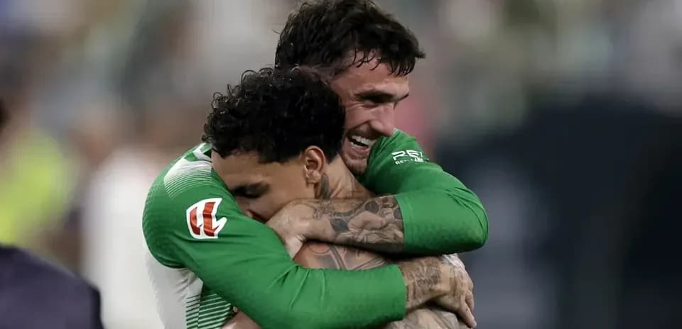 Jugadores abrazándose tras victoria en el partido