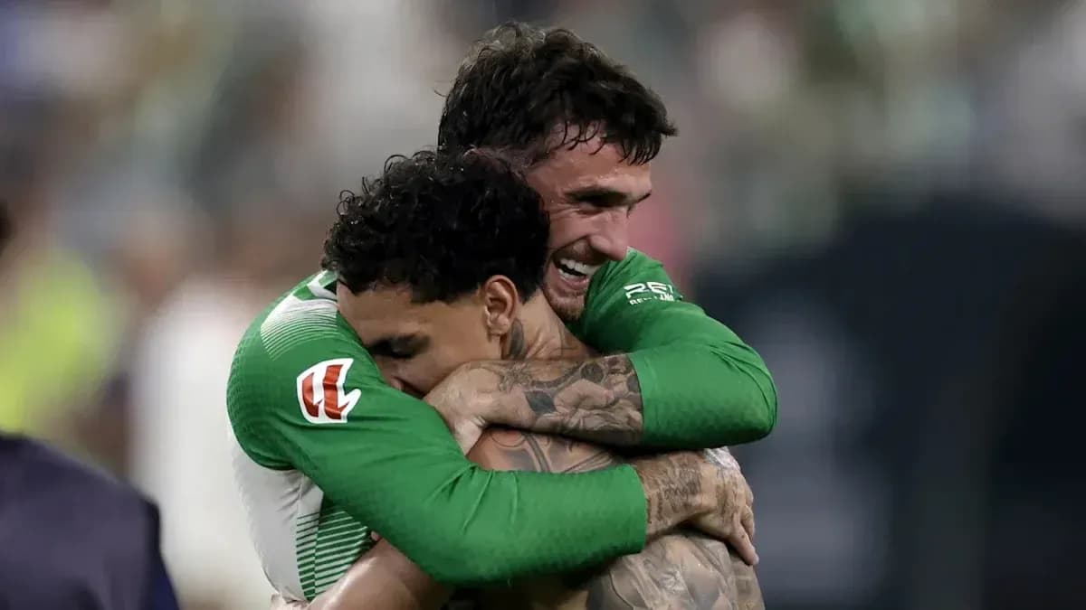 Jugadores abrazándose tras victoria en el partido