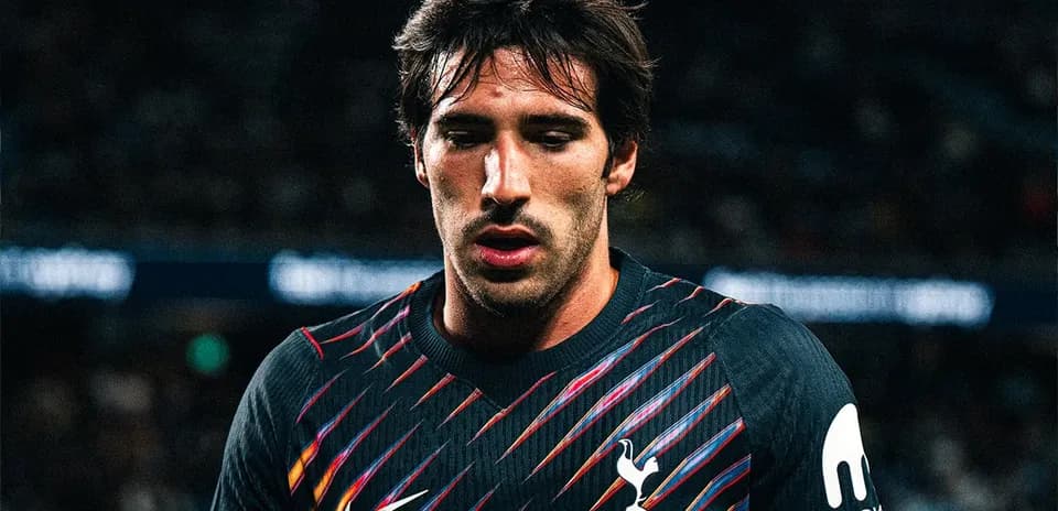 Jugador de Tottenham con camiseta de portero en acción