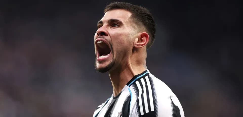 Jugador de Newcastle celebrando con entusiasmo en el campo