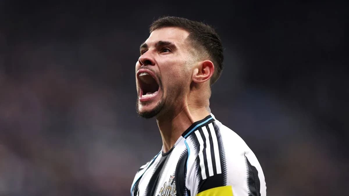 Jugador de Newcastle celebrando con entusiasmo en el campo