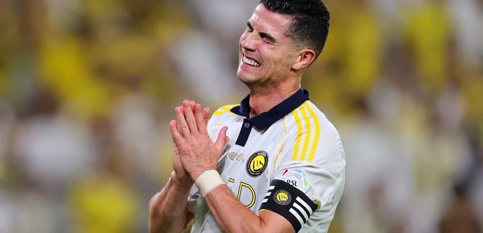 Jugador celebrando en el campo durante un partido