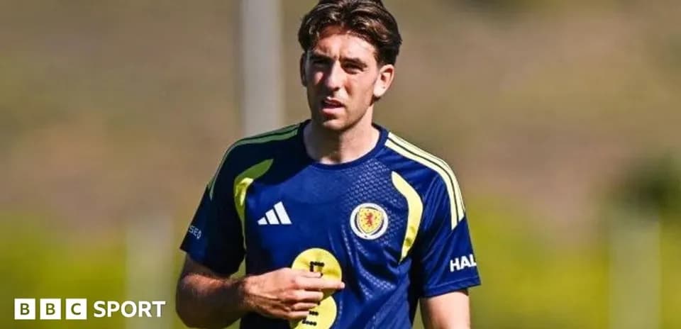 Jugador de fútbol entrenando en campo de práctica