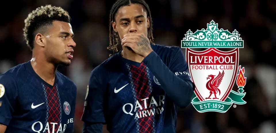 Jugadores de PSG en partido con logo de Liverpool