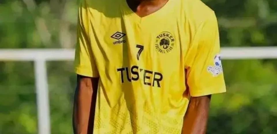 Jugador de fútbol en camiseta amarilla celebrando