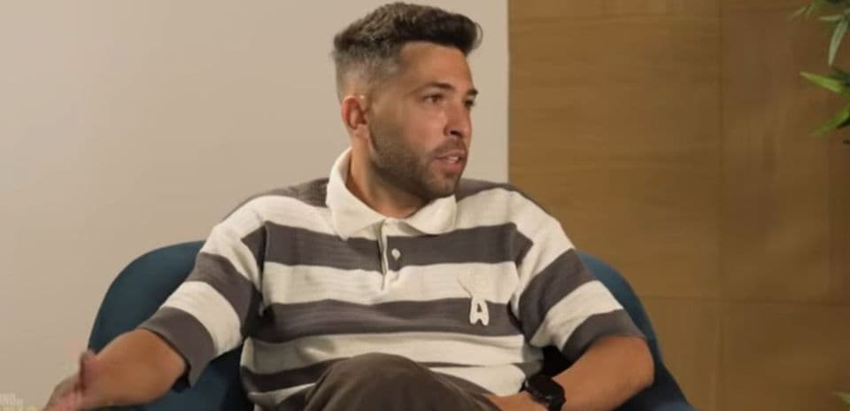 Persona hablando en una entrevista en sofá