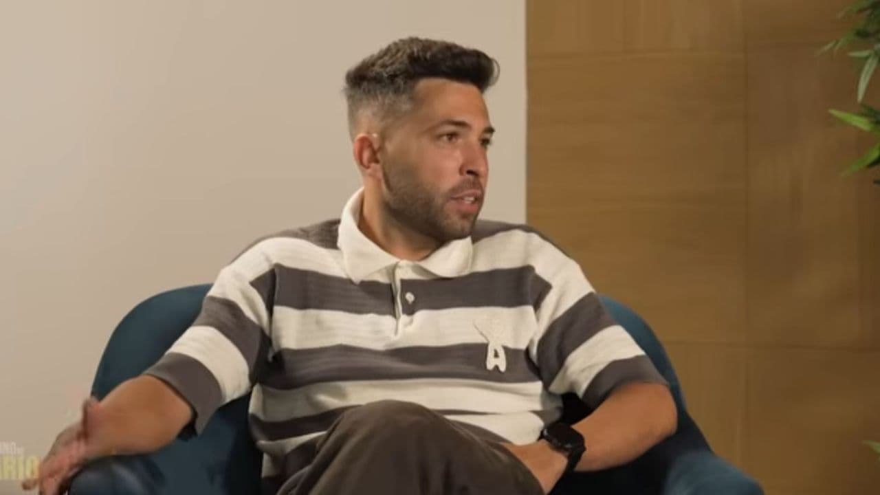 Persona hablando en una entrevista en sofá