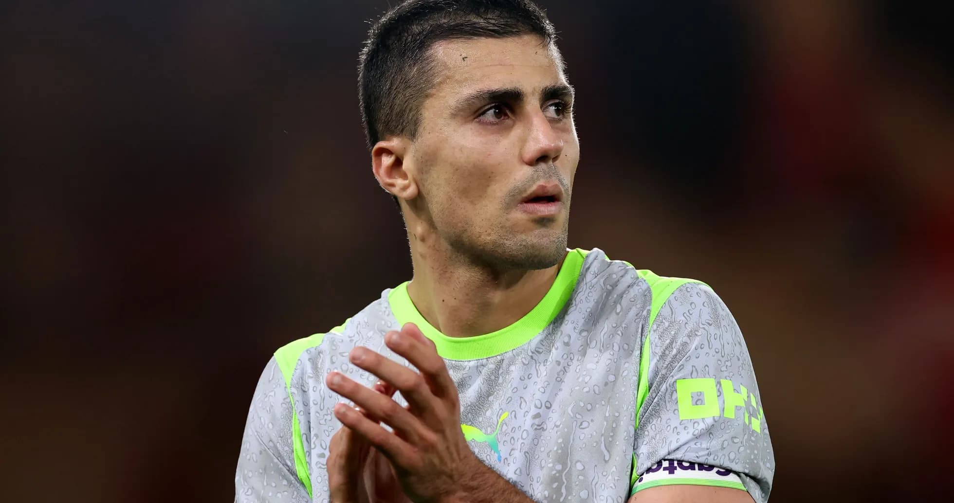 Jugador aplaudiendo en el campo de fútbol