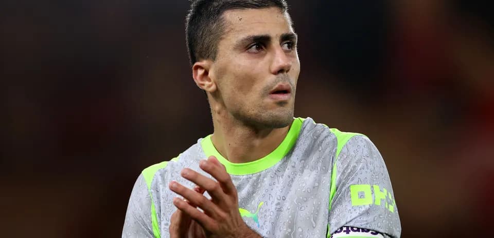 Jugador aplaudiendo en el campo de fútbol