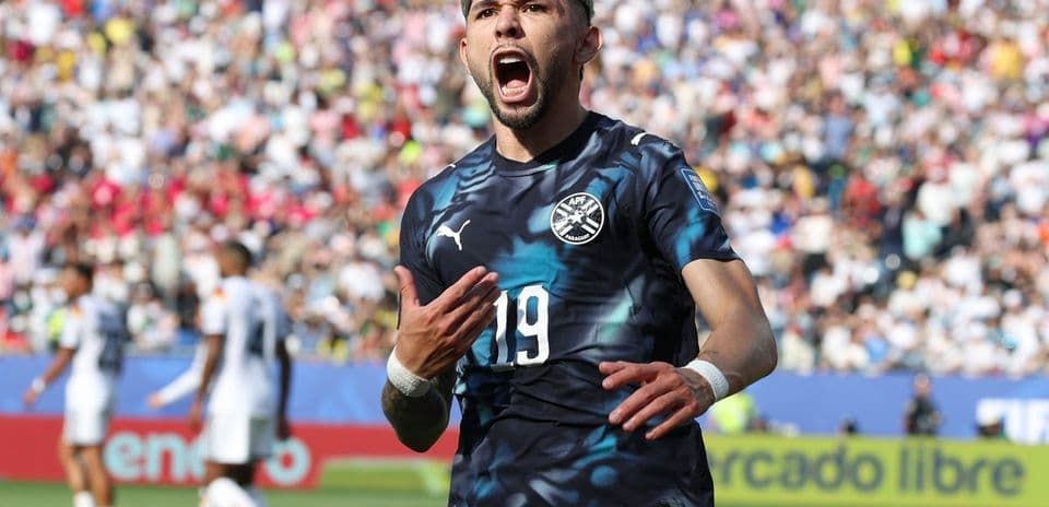 Jugador celebrando un gol en partido de fútbol
