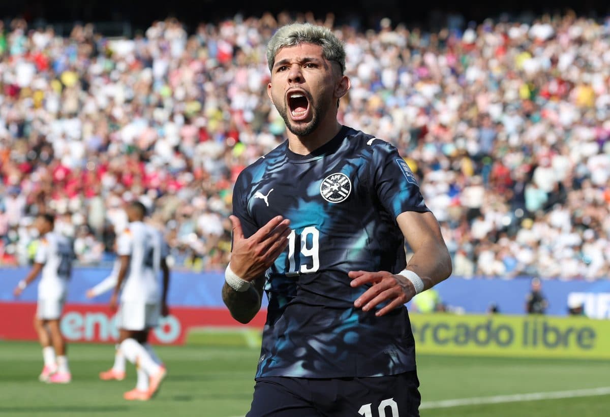 Jugador celebrando un gol en partido de fútbol