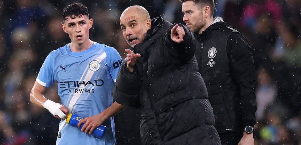 Pep Guardiola instruyendo a Phil Foden durante el partido