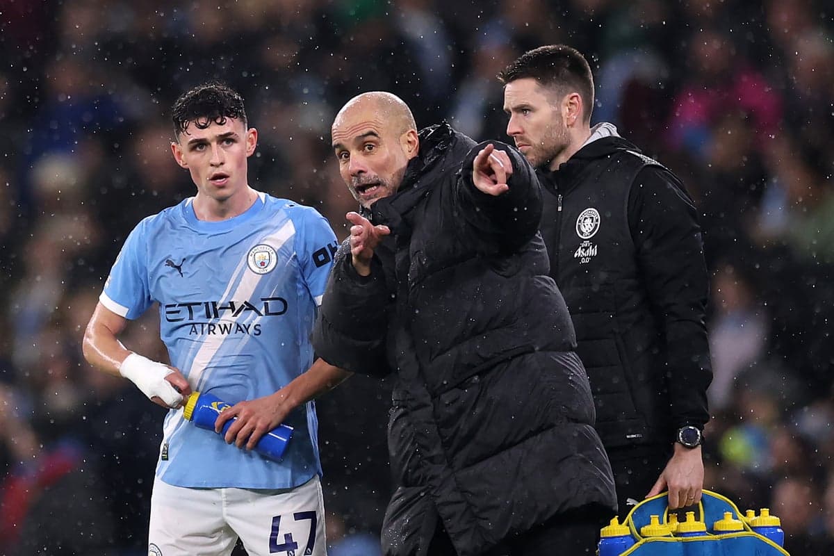 Pep Guardiola instruyendo a Phil Foden durante el partido