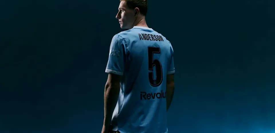 Jugador con camiseta celeste y número 5