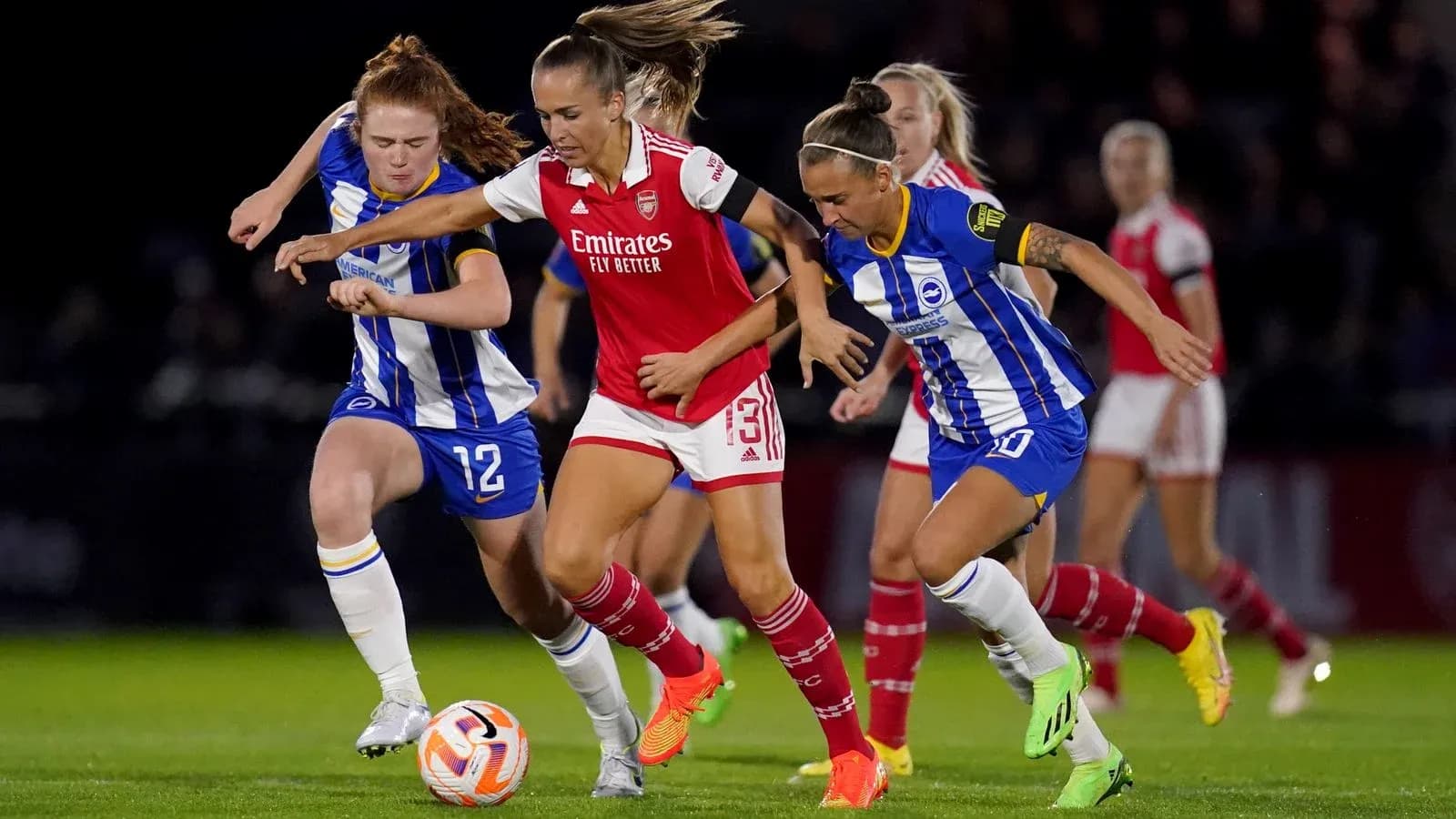 Tres jugadoras compiten por el balón en el partido