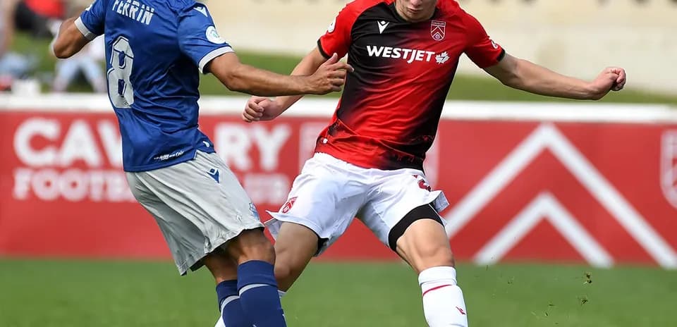 Jugador de Cavalry FC desafiando a HFX Wanderers FC