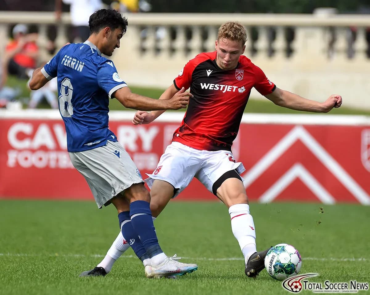 Jugador de Cavalry FC desafiando a HFX Wanderers FC