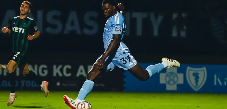 Jugador de Sporting KC II realizando un tiro