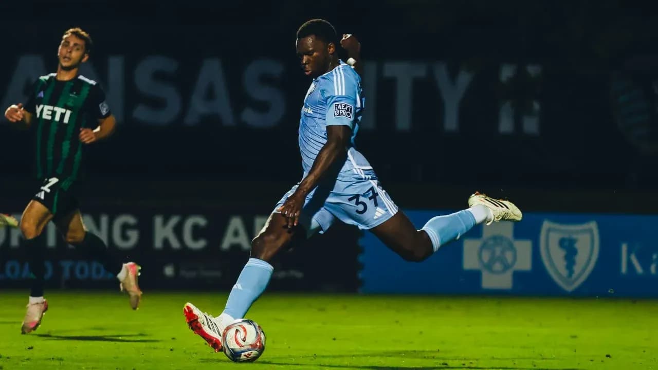 Jugador de Sporting KC II realizando un tiro