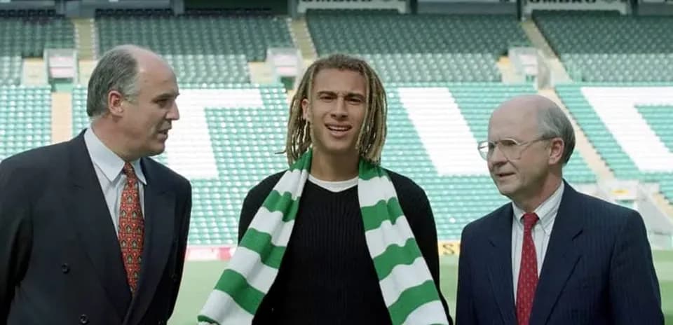 Nuevo jugador posando con directivos en el estadio