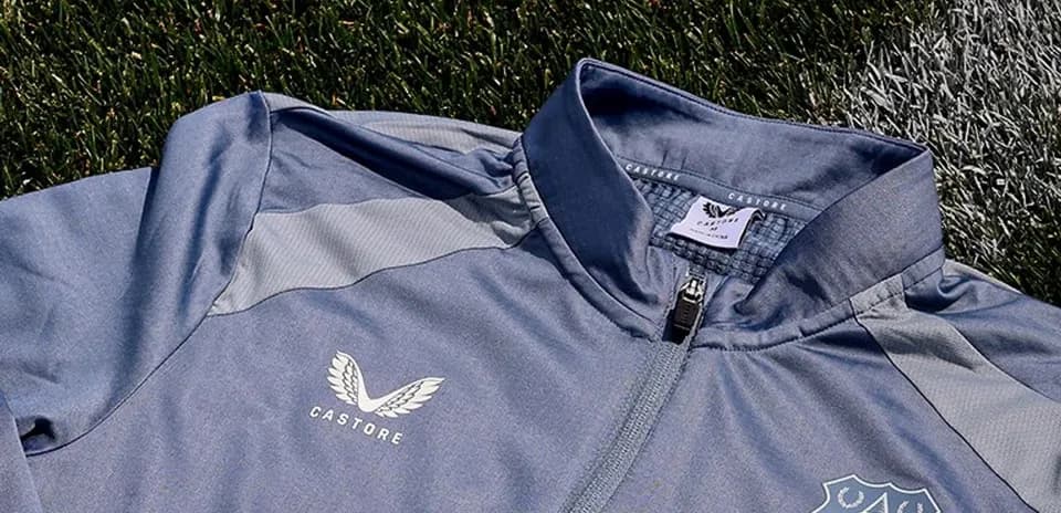 Chaqueta gris de entrenamiento con logo de Everton