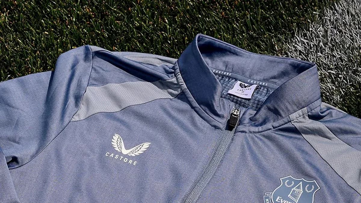 Chaqueta gris de entrenamiento con logo de Everton