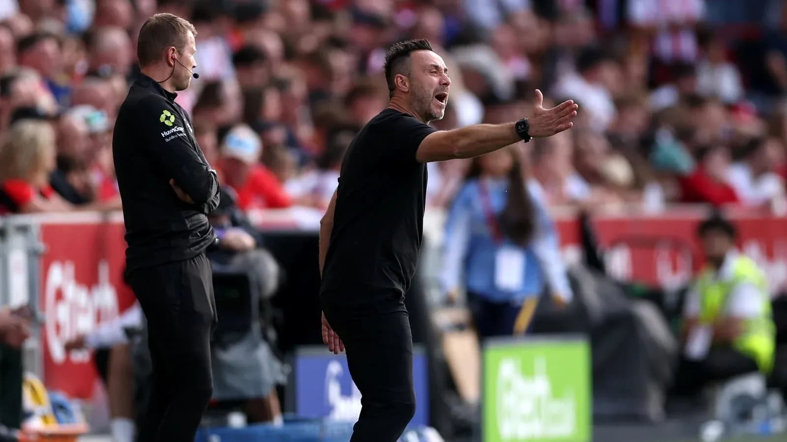 Entrenador dirigiendo a su equipo desde la línea lateral