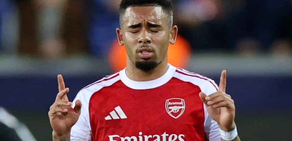 Jugador de Arsenal orando en el campo de juego